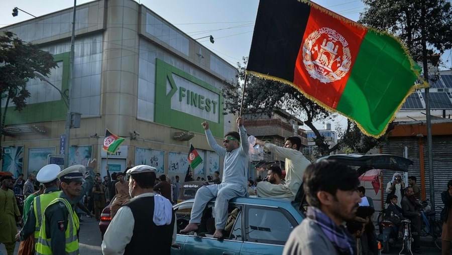 Afegãos levantam a bandeira nacional