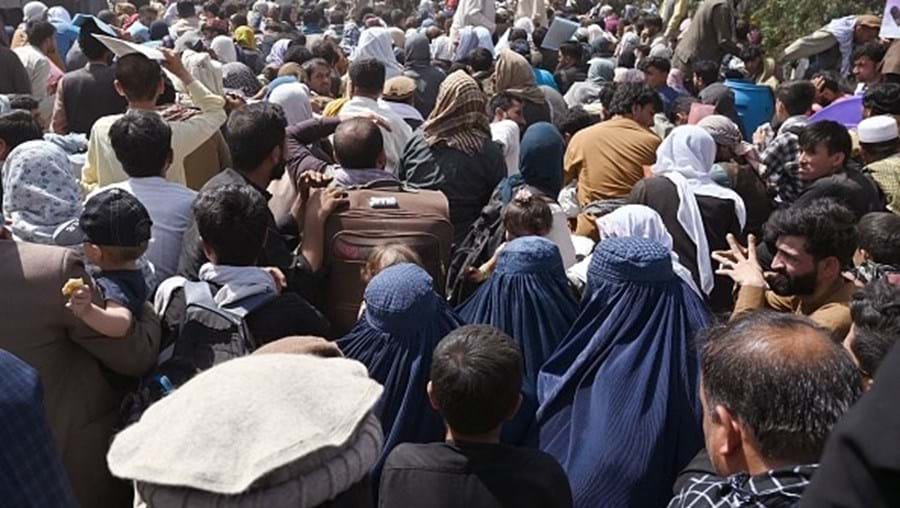 Milhares de pessoas bloqueiam acessos ao Aeroporto de Cabul	