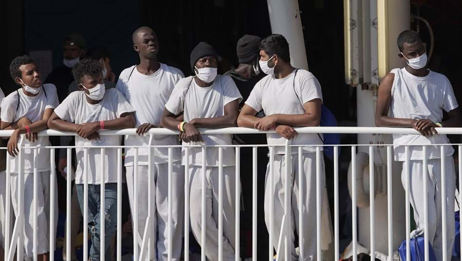 Migrantes aguardam o desembarque do navio "Geo Barents"