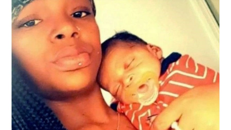 Bebé forçado a comer os próprios dedos após mãe morrer em casa com overdose de drogas