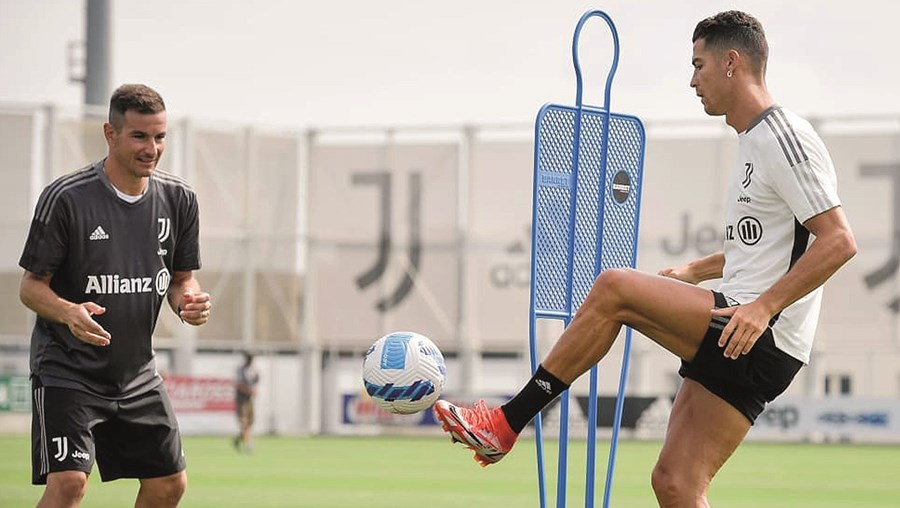Ronaldo chocou com Alex Sandro durante o treino da Juventus e saiu mais cedo com uma lesão no braço direito 