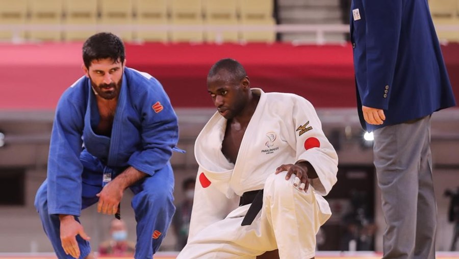O judoca português Djibrilo Iafa (D) frente a Giordi Kaldani (E) da Georgia, durante o combate de -73kg, para deficiência visual, nos jogos Paralímpicos de Toquio 2020