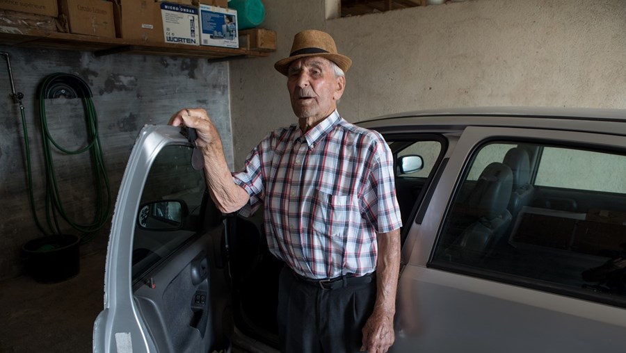 No alto dos seus  97 anos, Casimiro não está preparado para abdicar  de um dos seus  prazeres: conduzir