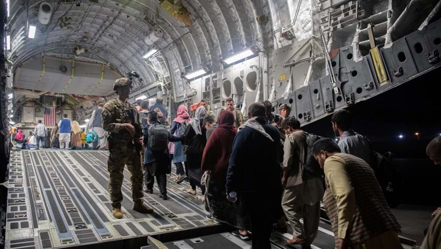 Avião C-17 dos EUA no aeroporto de Cabul