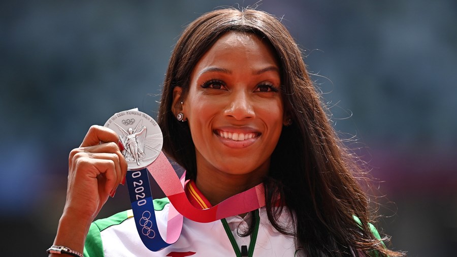 Patrícia Mamona com a medalha de prata nos Jogos Olímpicos de Tóquio 2020