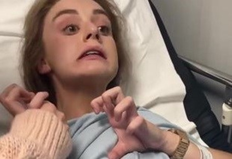 Claire mostrou a filha no hospital