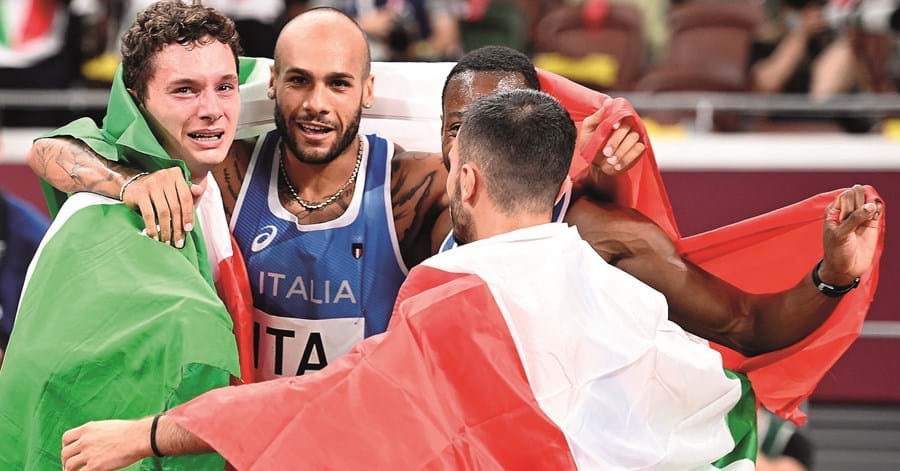 Itália. Lamont Marcell Jacobs, Lorenzo Patta, Eseosa Fostine Desalu e Filippo Tortu celebram a vitória sensacional da itália na final dos 4x100m. EUA foram os grandes ausentes.