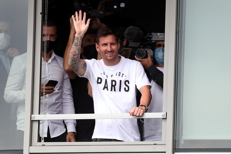 Messi acena aos adeptos à chegada a Paris