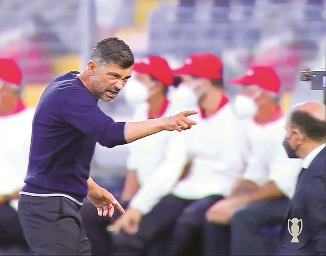 Sérgio Conceição confronta o administrador da SAD de forma visivelmente irritada, após o que teria sido o 2-2 do Famalicão