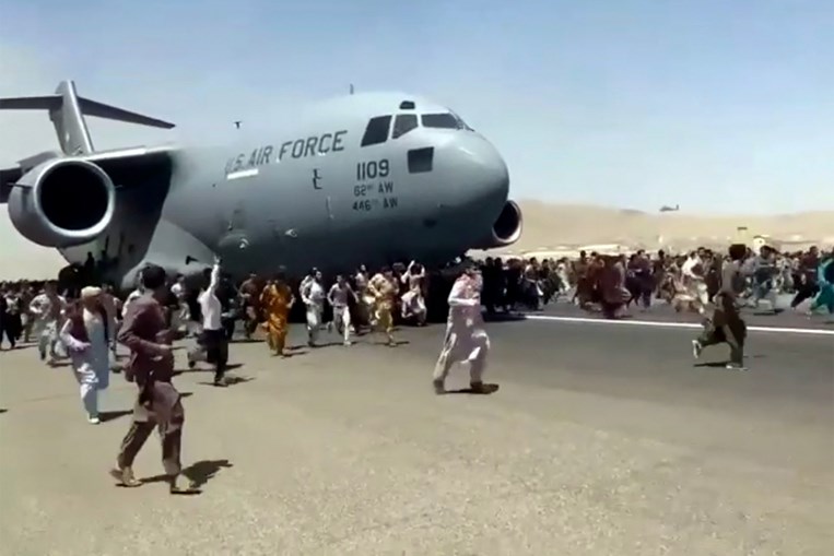 Avião em Cabul prepara-se para descolar