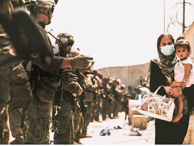 Mais de 5 mil militares dos EUA controlam o interior do aeroporto e saúdam afegãos que estão de partida