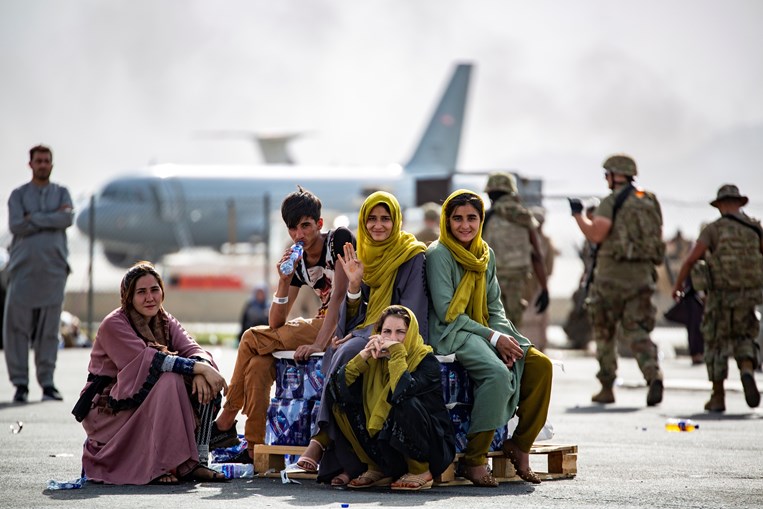 Afegãos resgatados no aeroporto de Cabul