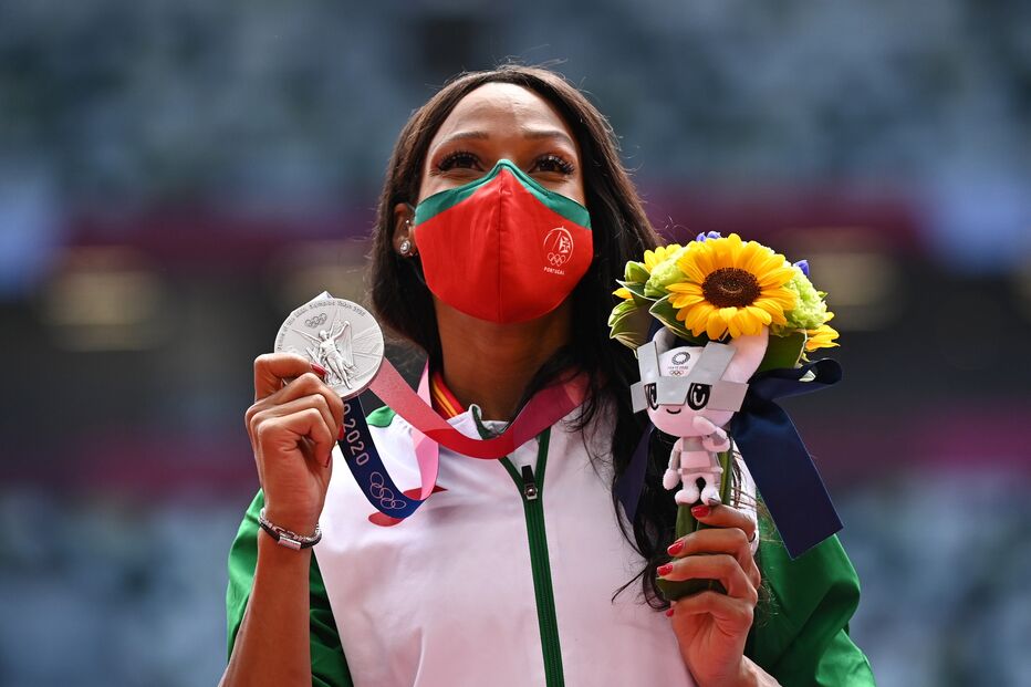 Patrícia Mamona com a medalha de prata