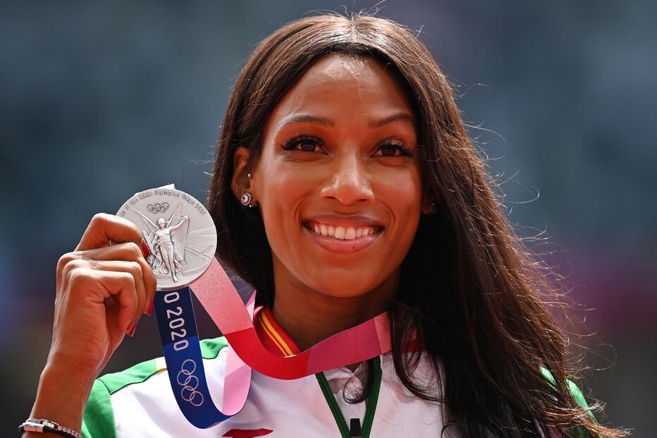 Patrícia Mamona com a medalha de prata