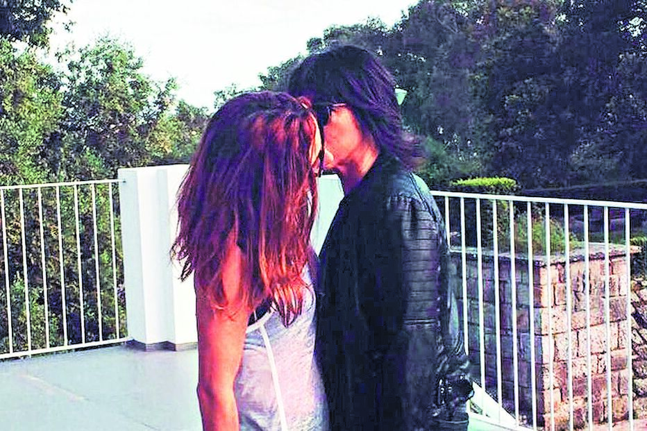 Inês Herédia e Gabriela Sobral trocam beijo apaixonado