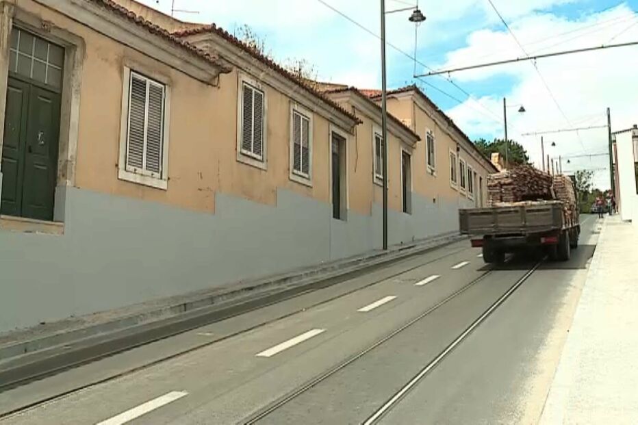 Obras na Ajuda deixam porta da rua a mais de um metro de altura do passeio