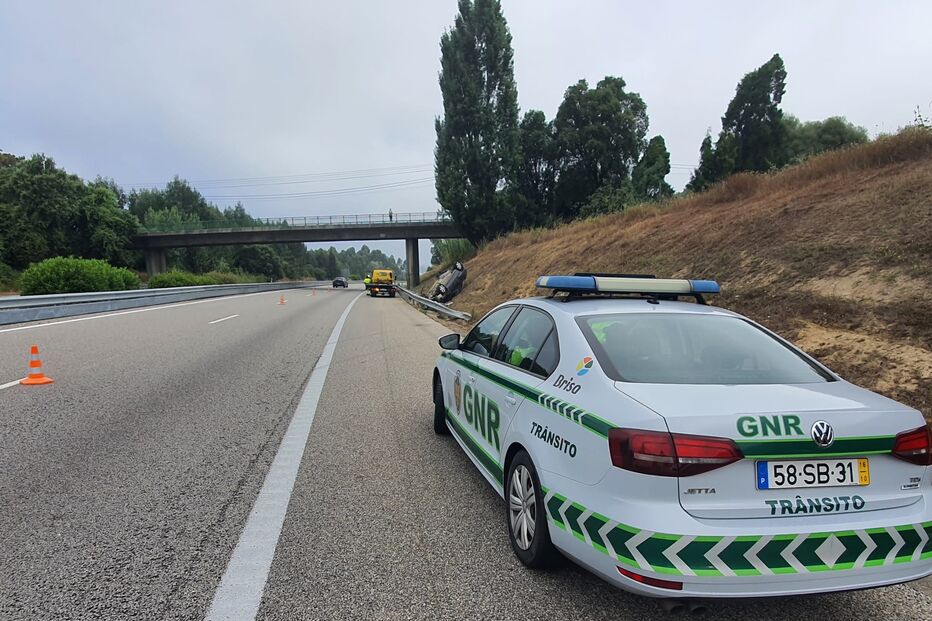 Homem morre em despiste de carro seguido de capotamento na A1 em Aveiro