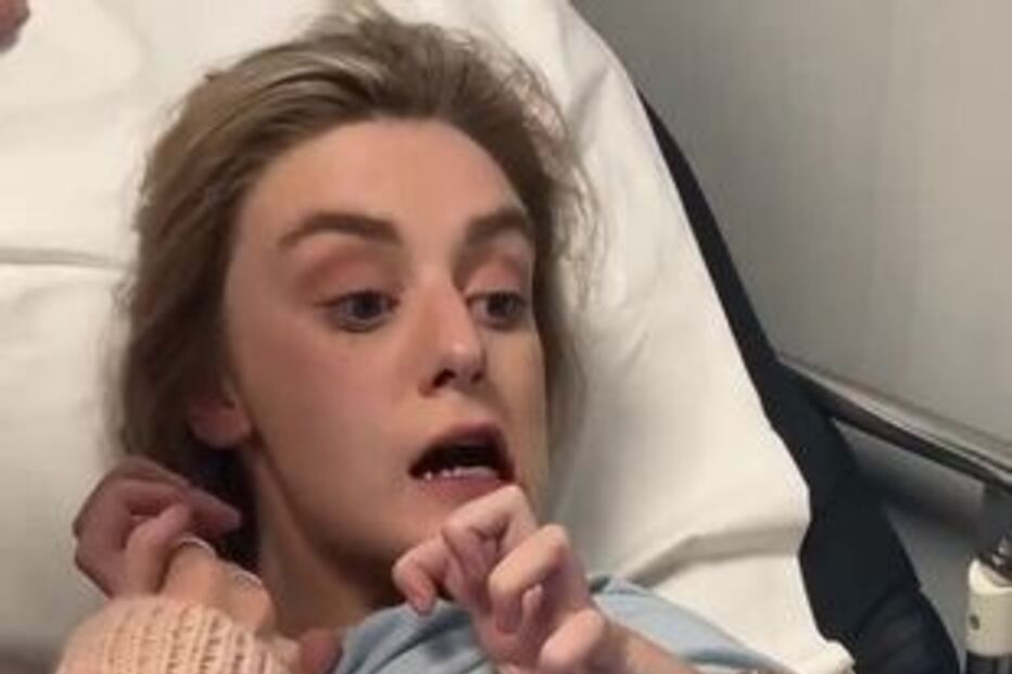 Claire mostrou a filha no hospital