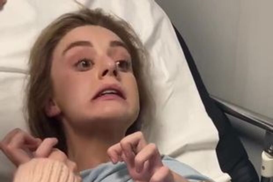 Claire mostrou a filha no hospital
