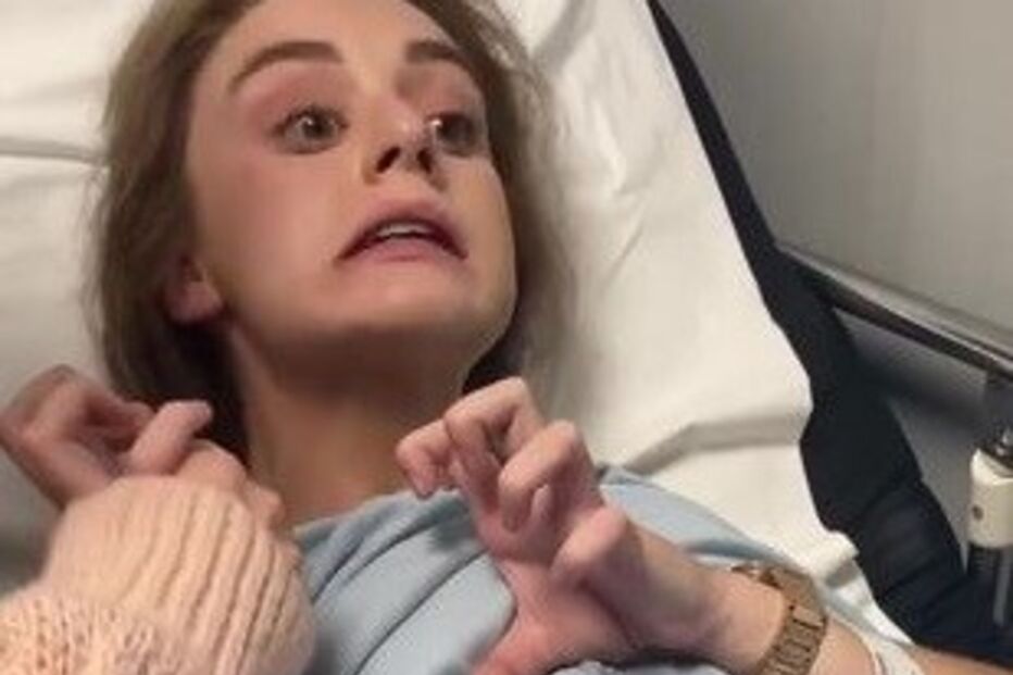 Claire mostrou a filha no hospital