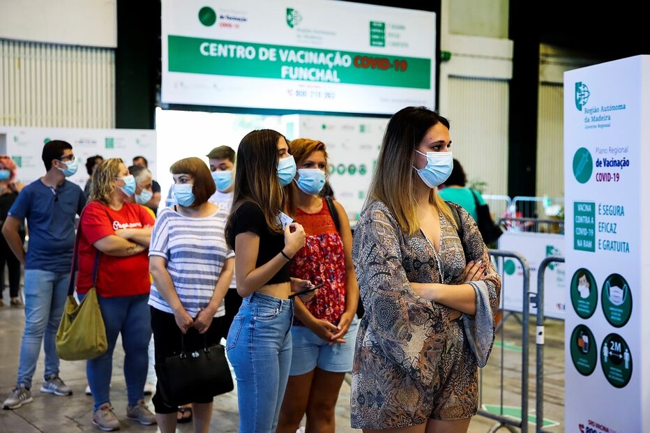 DGS reduz intervalo entre doses da vacina da Pfizer contra a Covid-19