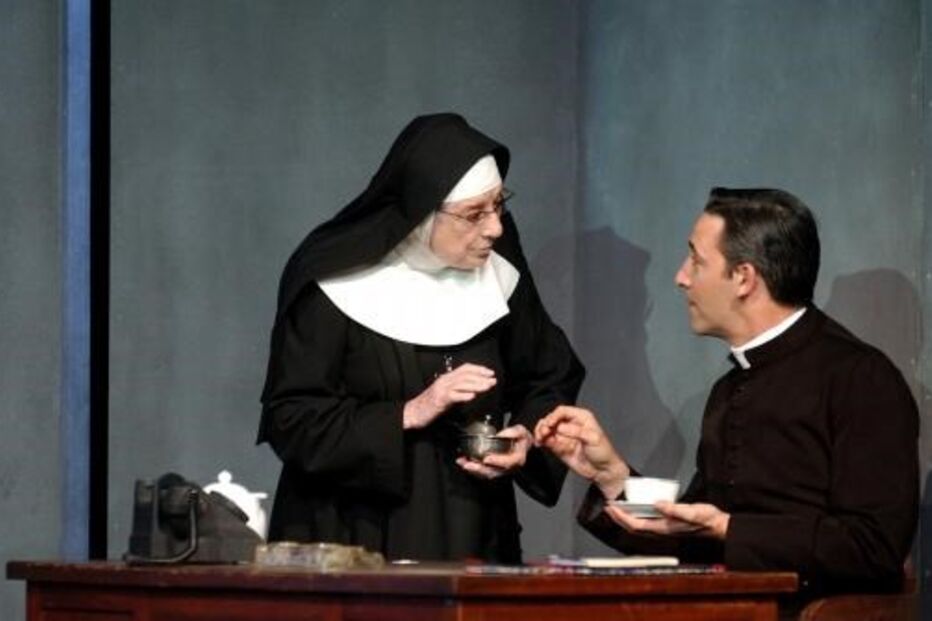 Eunice Muñoz Diogo Infante na peça 'A Dúvida'