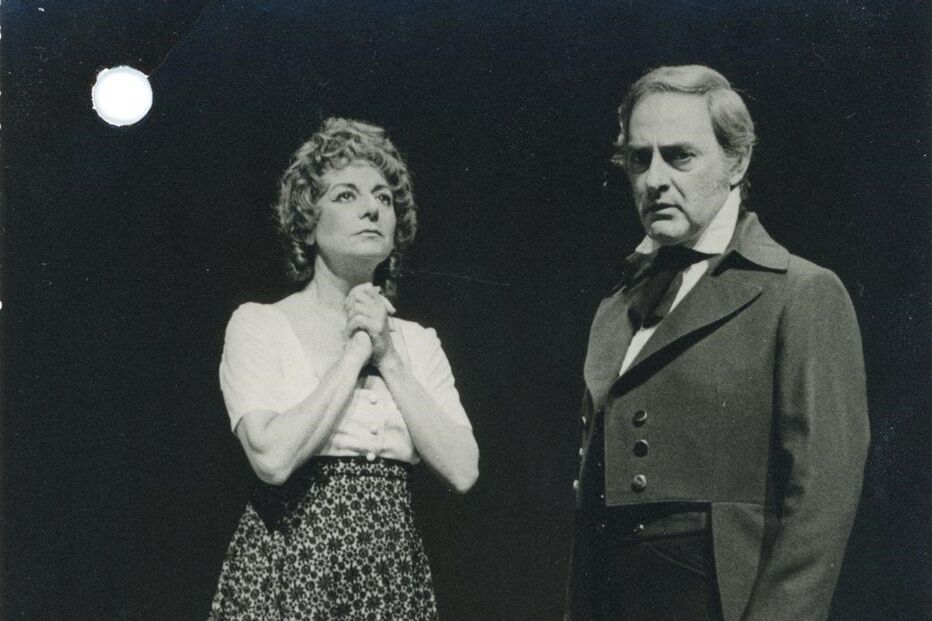 Eunice e Ruy de Carvalho na peça Felizmente Há Luar, em 1978, no Teatro D. Maria II