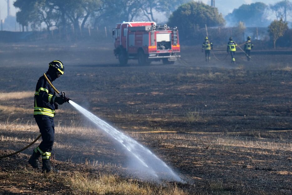 Incêndio consome zona agrícola em Algeruz, Setúbal