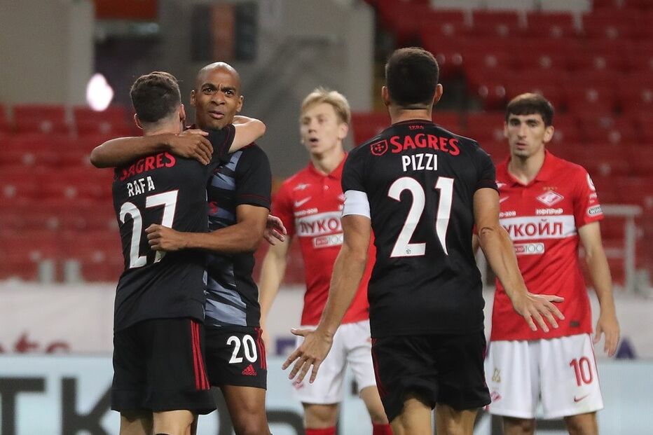 Rafa e João Mário festejam o primeiro golo do Benfica, ‘fabricado’ pelos dois. Pizzi corre para entrar na festa