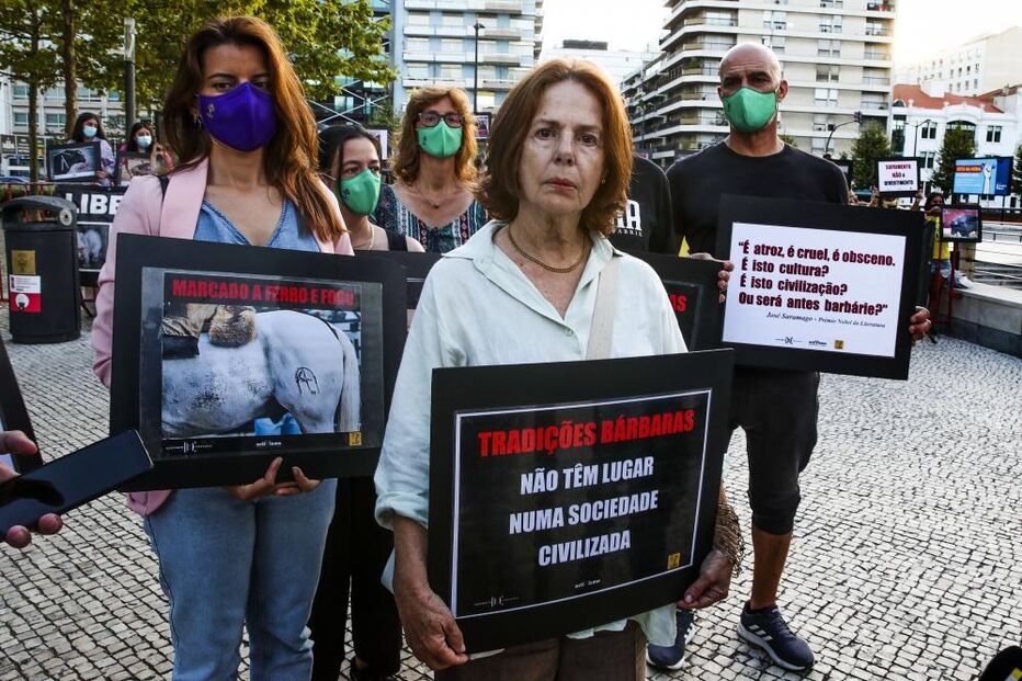 Meia centena de pessoas manifesta-se em Lisboa pelos touros e contra touradas
