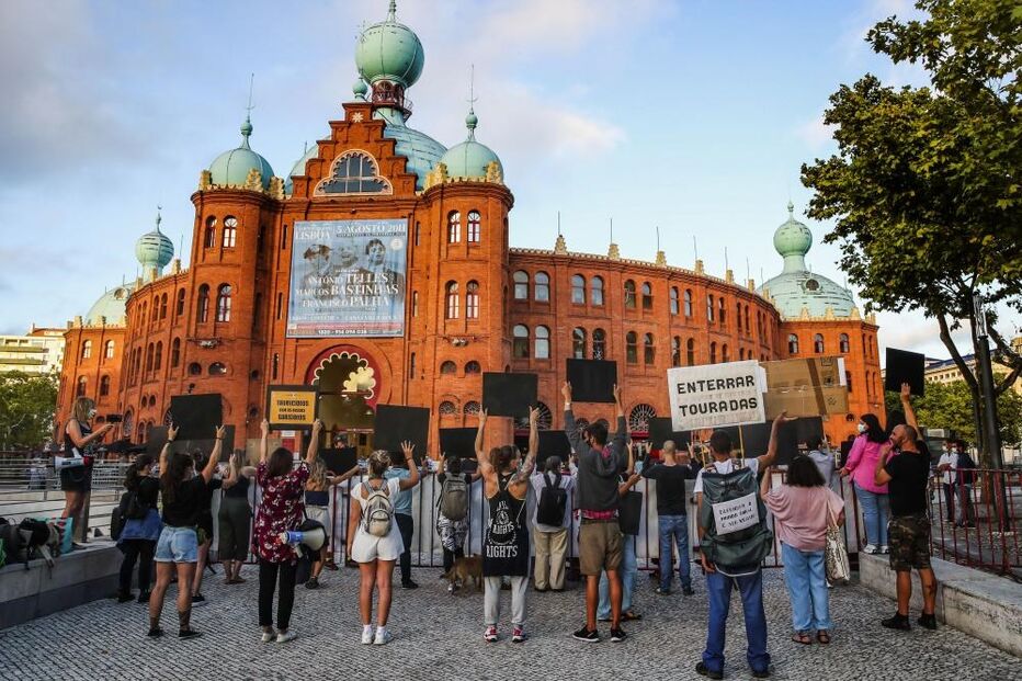 Meia centena de pessoas manifesta-se em Lisboa pelos touros e contra touradas