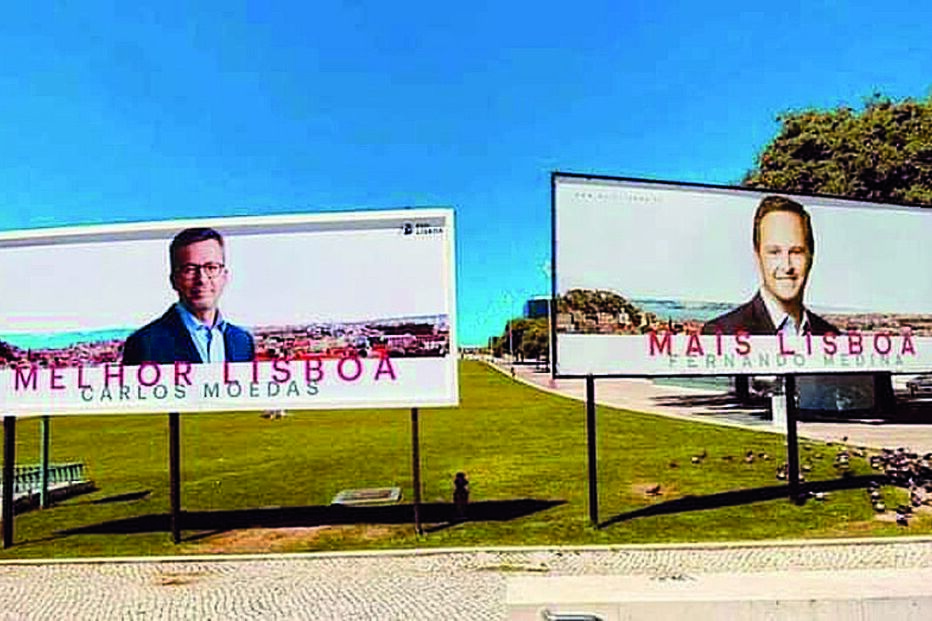 Moedas copia Medina em cartaz colocado na Alameda, em Lisboa