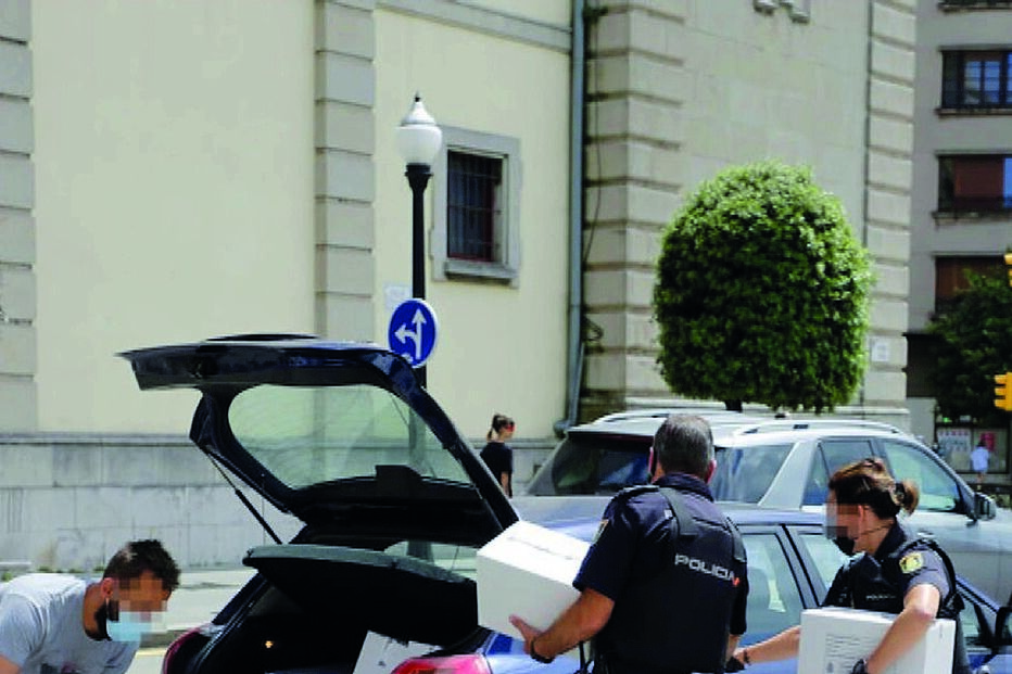 Autoridades espanholas detiveram os quatro portugueses e recolheram material necessário à investigação do apartamento onde ocorreu o encontro 