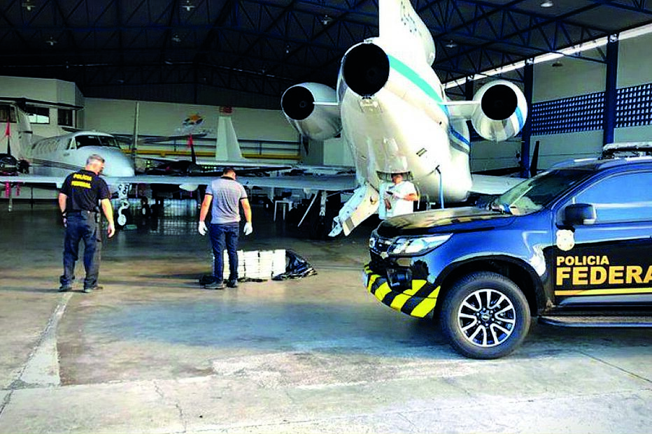 Polícia Federal junto ao jato português apanhado em Salvador, em fevereiro  