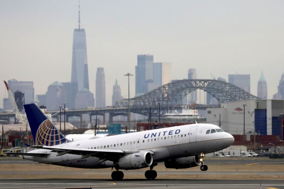 Avião da United no aeroporto Liberty, em New Jersey, com Nova Iorque em fundo