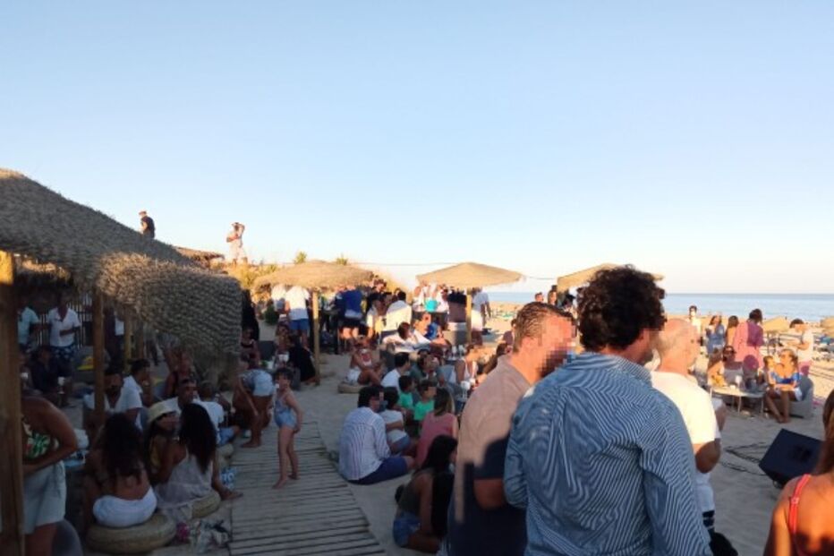 Centenas de pessoas sem distanciamento social participaram no evento 
