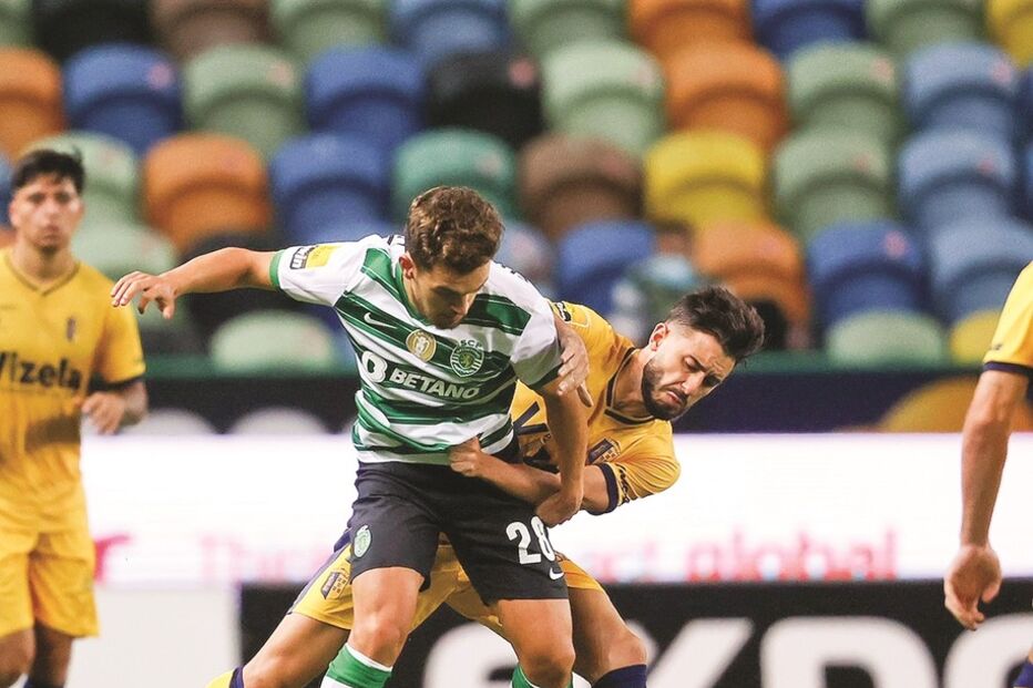 Pedro Gonçalves domina a bola perante a pressão de Guzzo