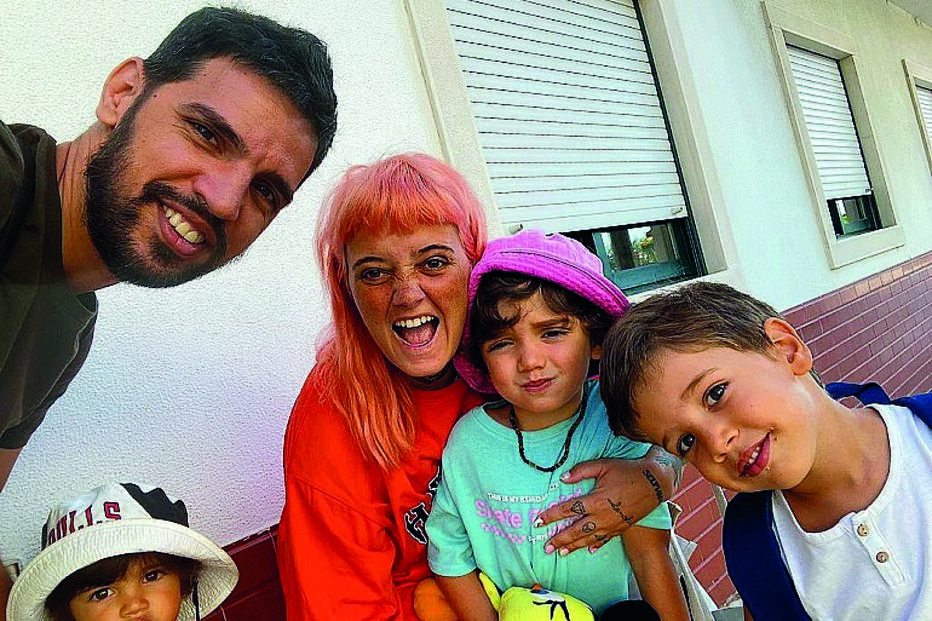 Músico soprou as velas ao lado da ex-companheiro e dos três filhos  