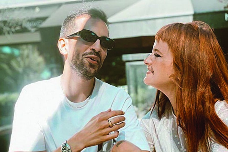 Carolina com o músico Jepê 