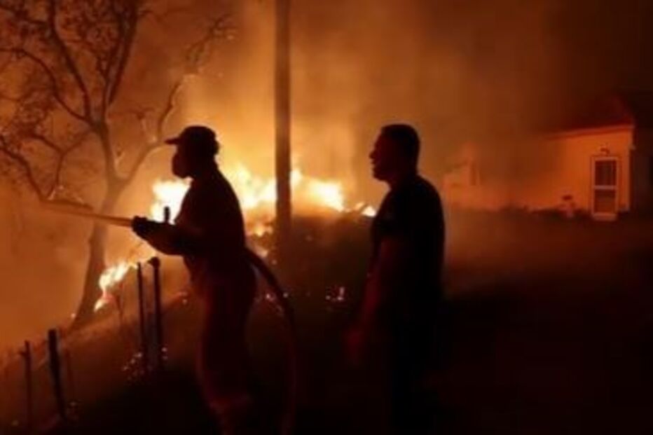 Mais de mil bombeiros combatem incêndios na Grécia