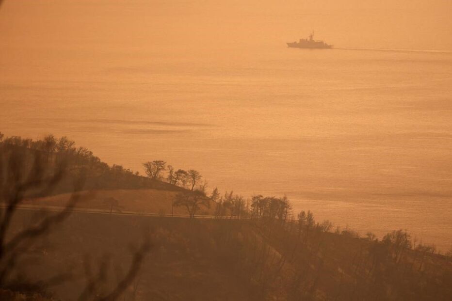 Fogos põem milhares em fuga junto de Atenas 