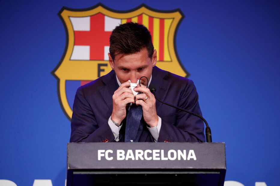 Lionel Messi emocionado na despedida do Barcelona