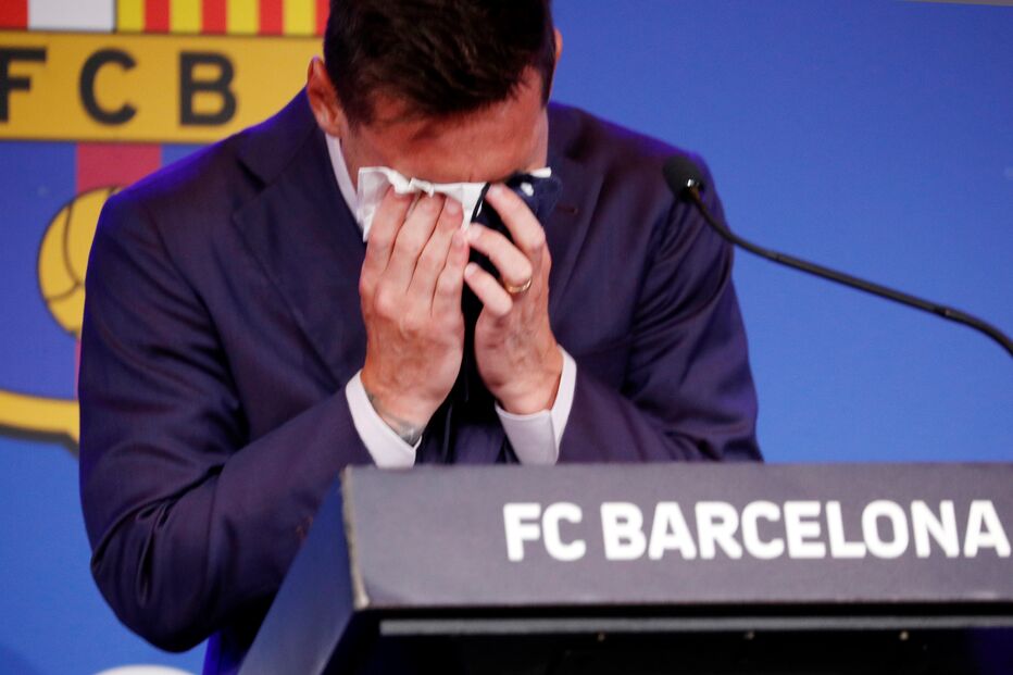 Lionel Messi emocionado na despedida do Barcelona