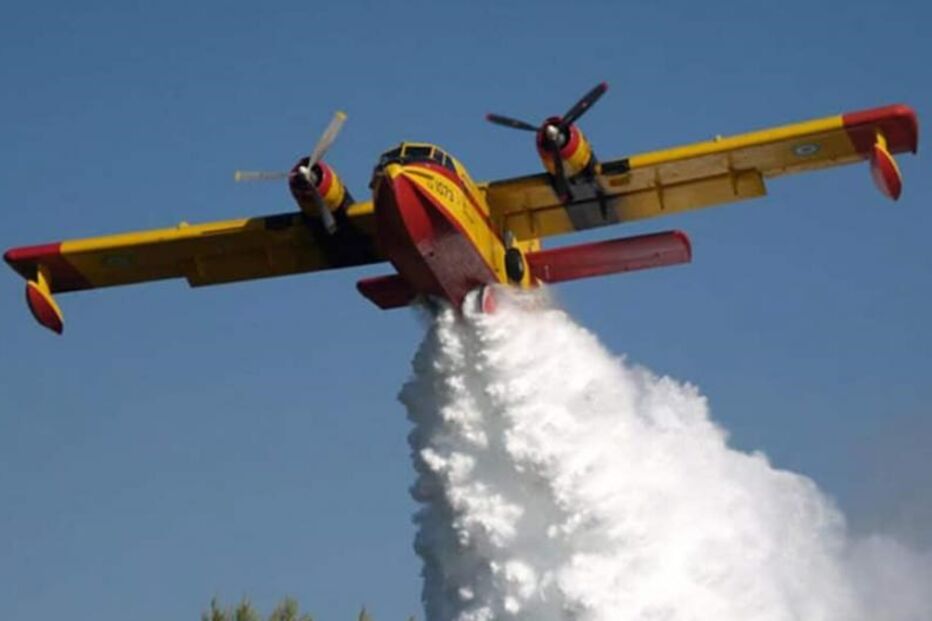 Aeronave despenhou a combater incêndio na ilha de Zaquintos