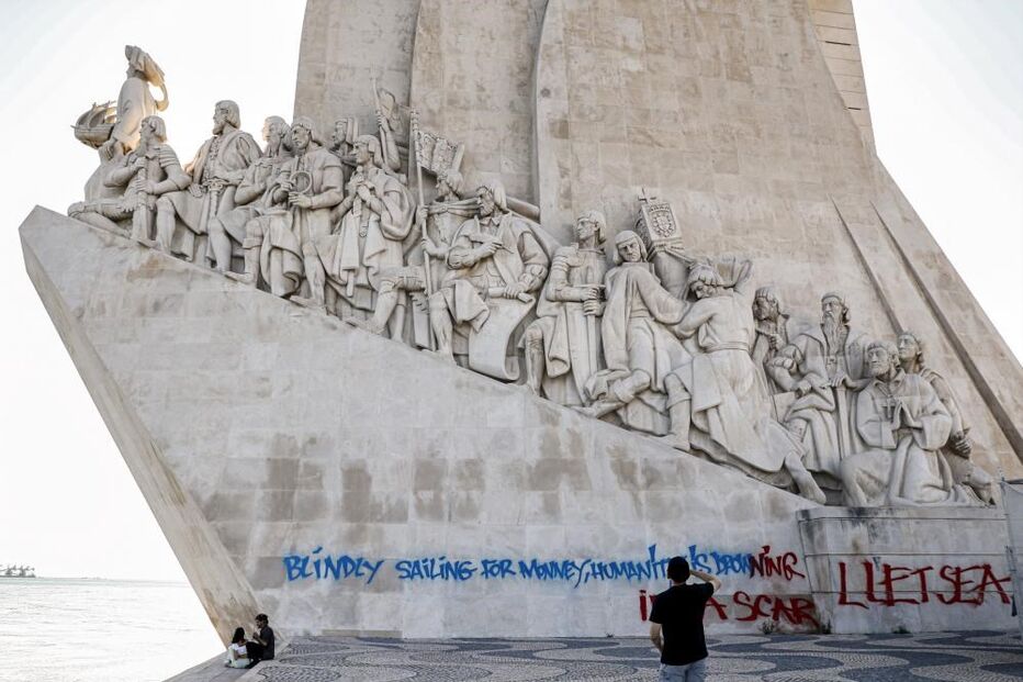 Padrão dos Descobrimentos em Lisboa vandalizado com graffiti em inglês