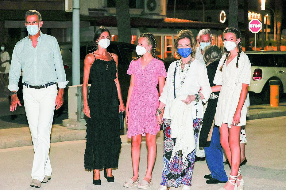 Felipe e Letizia com as filhas e a rainha Sofia em Maiorca 