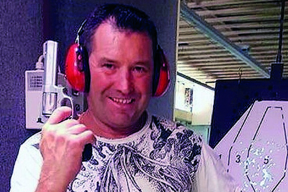 Américo Reis com uma das armas