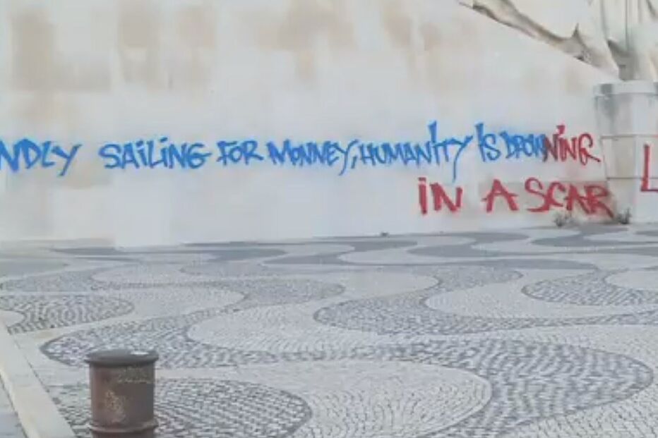 2021-08-09_13_09_22 Padrão dos Descobrimentos em Lisboa vandalizado em inglês.jpg