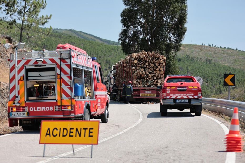 Homem morre em choque frontal entre camião e carro em Castelo Branco