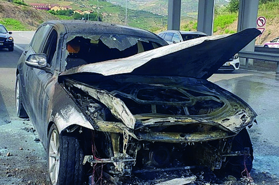 Veículo destruído pelo fogo 